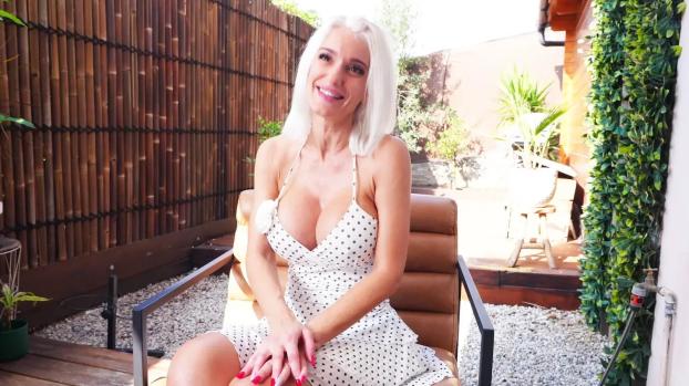 Eva – 34 years old, secretary in the construction industry in Nice! | JacquieEtMichelTV
