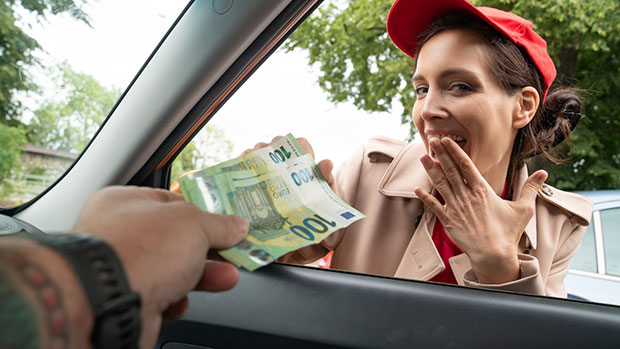 Mia Moone – Shy waitress needs more than tips | PublicAgent