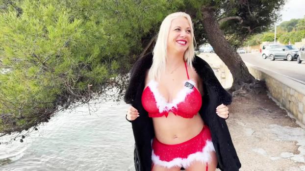 Ava White – Wishes you a Merry Christmas! | JacquieEtMichelTV